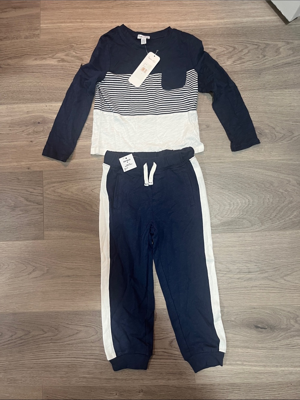 New with tags splendid  set size 4 blue and white stripes